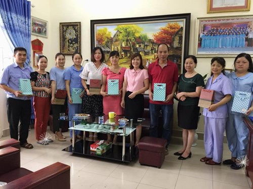 Công đoàn Trường mầm non Long Biên tri ân các gia đình có công với cách mạng nhân dịp kỉ niệm Ngày Thương Binh Liệt Sĩ 27/7.